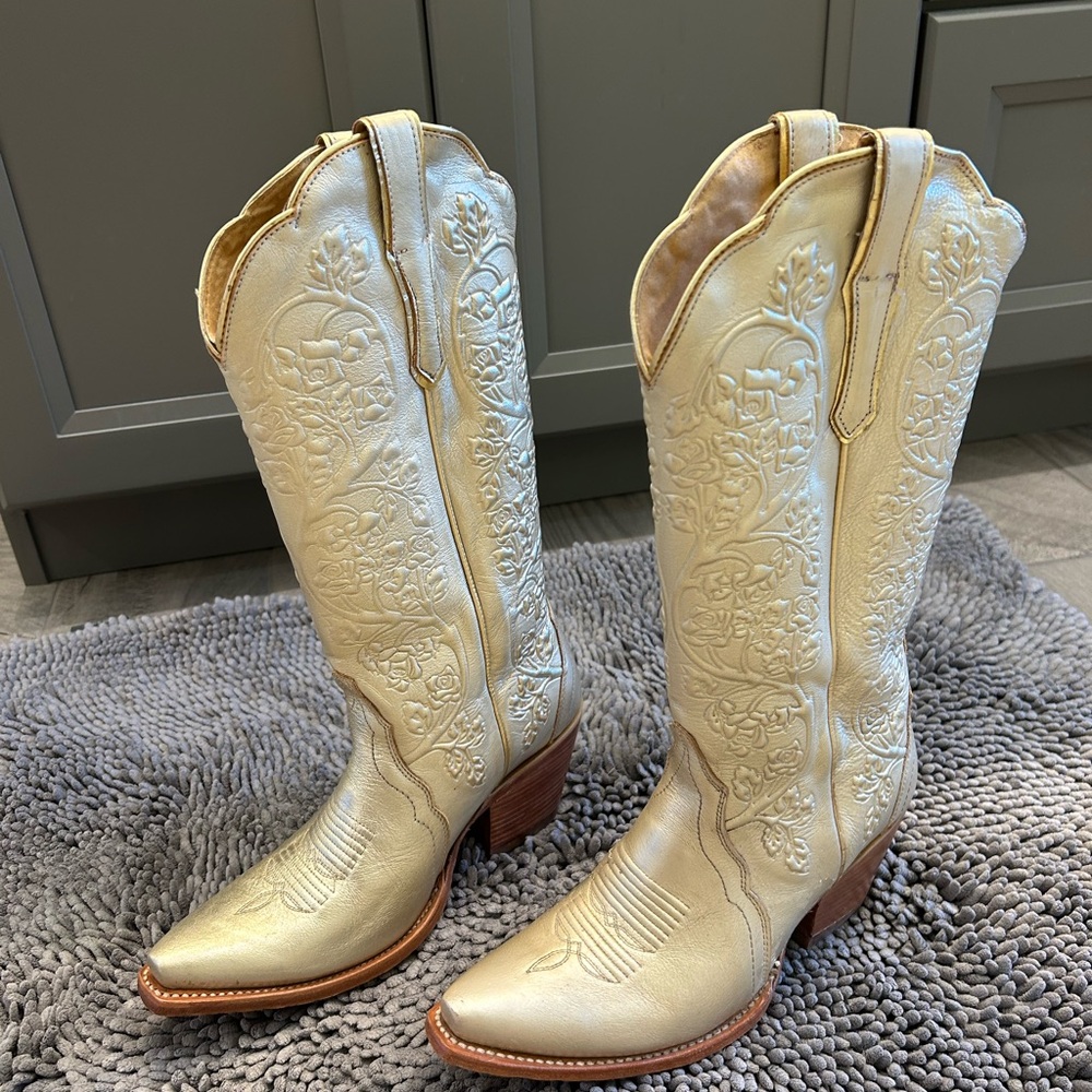 ARIAT WOMEN'S PLATINUM GOLD WESTERN BOOTS - SNIP TOE